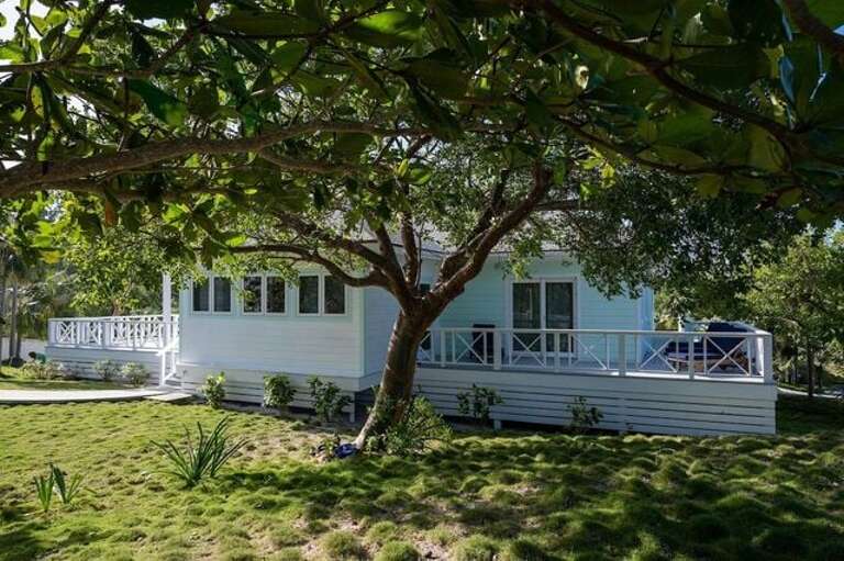 The house is surrounded by native tropical vegetation which creates a peaceful, private setting The house is surrounded by native tropical vegetation which creates a peaceful, private setting