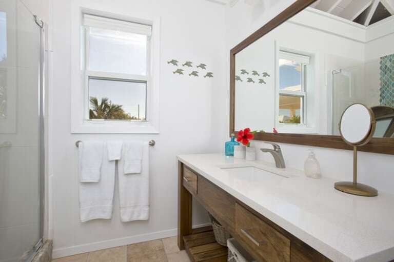 Guest bath. Guest bath.