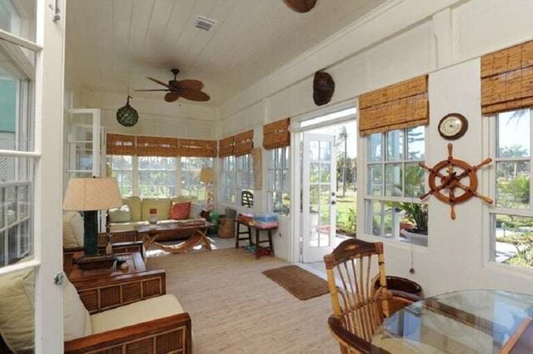 The sunny and breezy Bahama room (foyer) The sunny and breezy Bahama room (foyer)