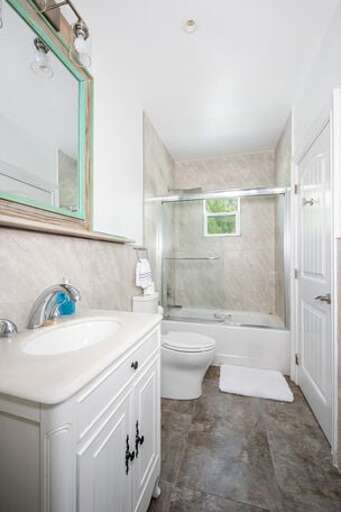Luxurious modern bath with shower/tub Luxurious modern bath with shower/tub