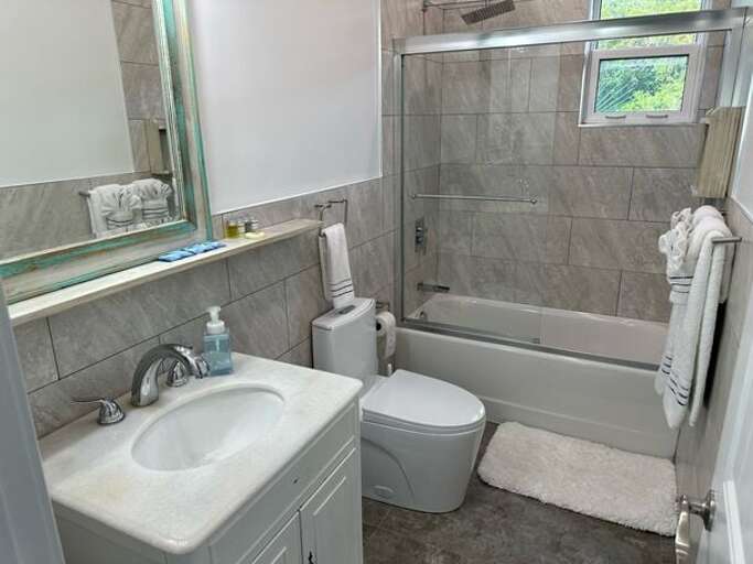 Luxurious modern bath with shower/tub Luxurious modern bath with shower/tub
