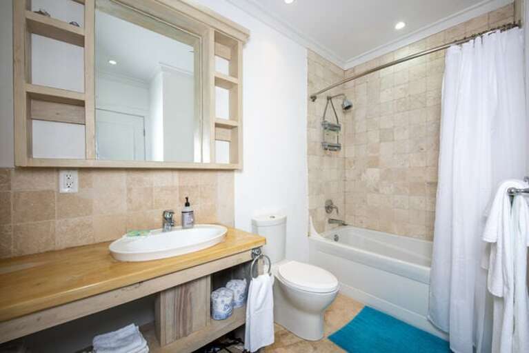 Guest bath with shower/tub combination