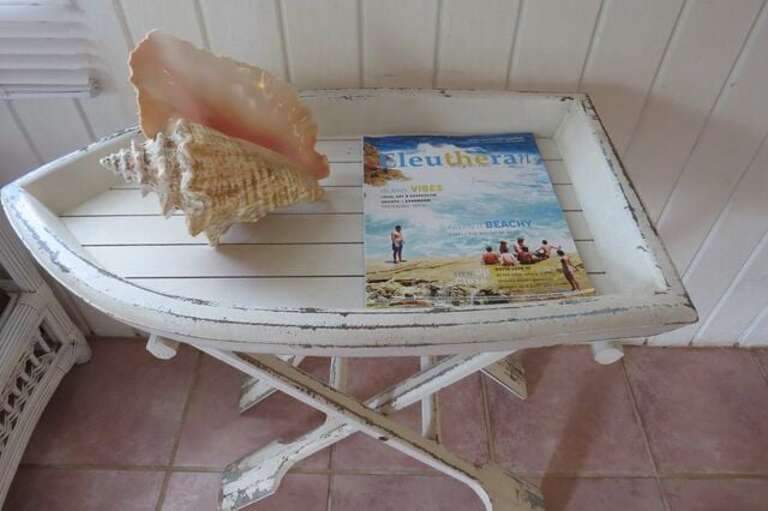 Island Décor and Reading Material Island Décor and Reading Material
