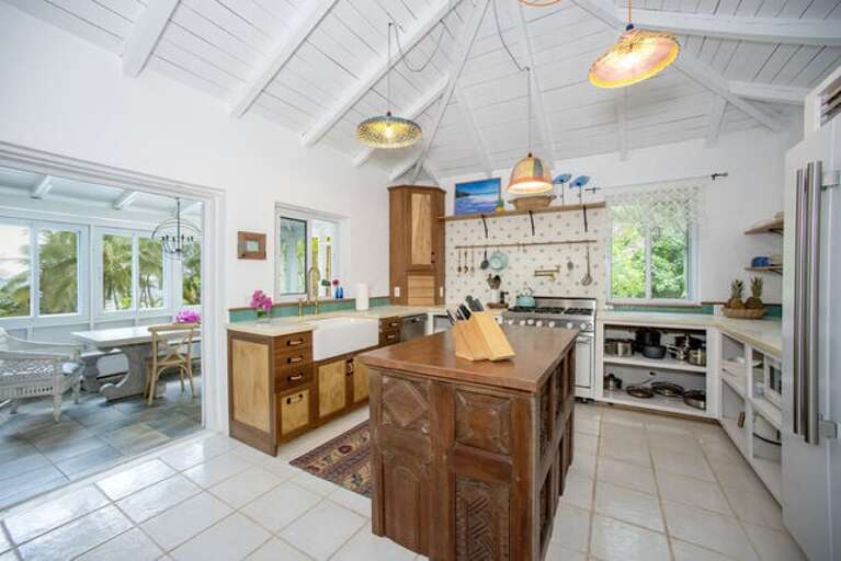 Fully equipped kitchen.