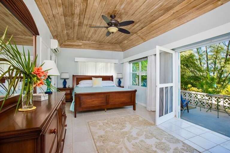 Master Bedroom, with en-suite bathroom and king-size bed Master Bedroom, with en-suite bathroom and king-size bed