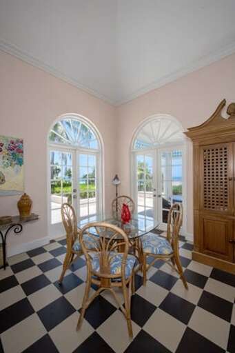 Dining Area, table for 4.