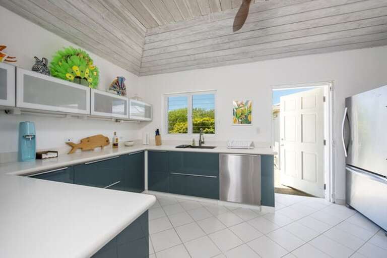 Fully equipped kitchen newly remodeled.