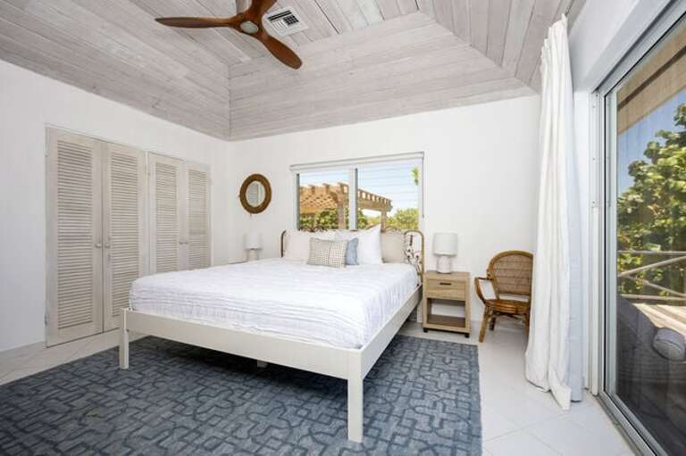 King bedroom with an ocean view, en-suite bath