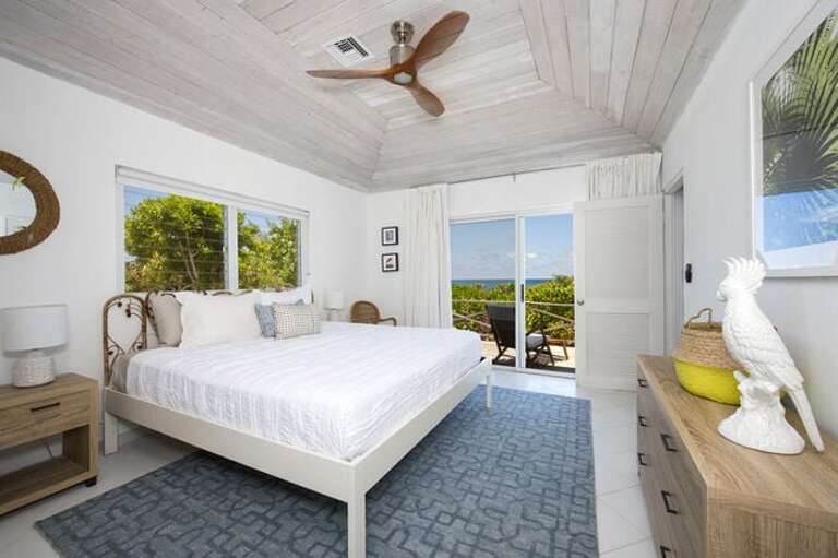 King bedroom with an ocean view, en-suite bath