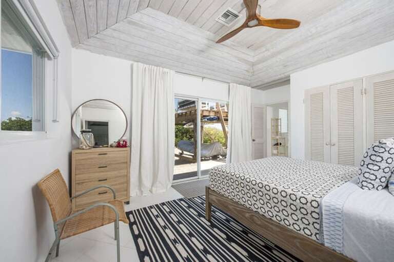 Queen bedroom with a view of the sound, en-suite bath