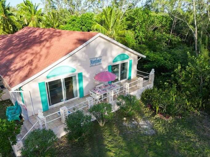 Outdoor dining on porch.