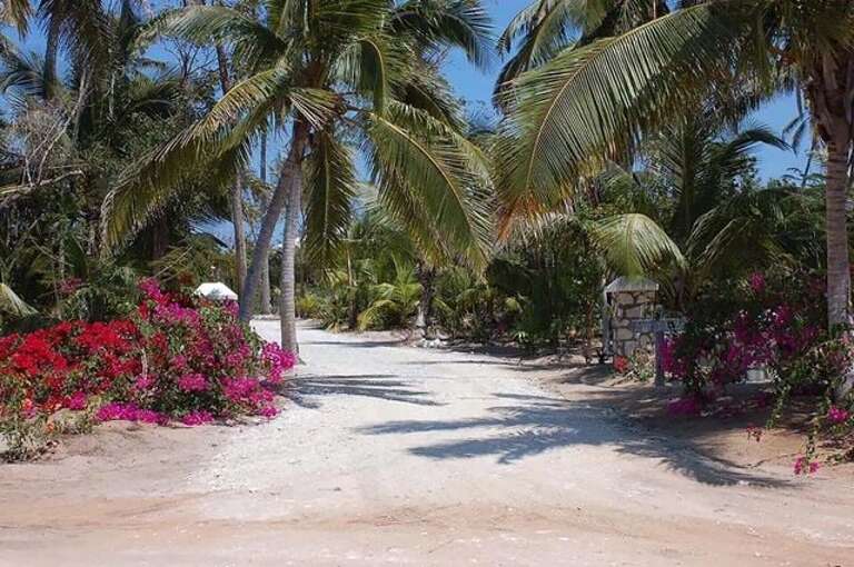 Entrance private drive at Pura Vida