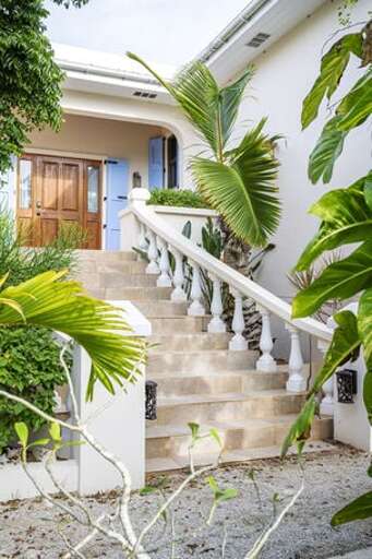 Front entry at Pura Vida