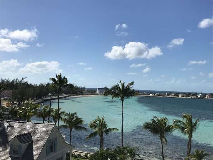Town of Governors Harbour, the main town on the island, 10 minutes from the house. Town of Governors Harbour, the main town on the island, 10 minutes from the house.