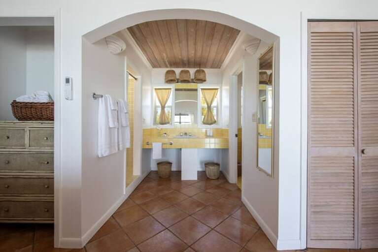 Yellow Building bath with walk-in shower Yellow Building bath with walk-in shower