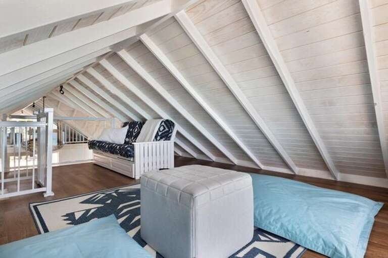 Sleeping loft 2 with garden view.