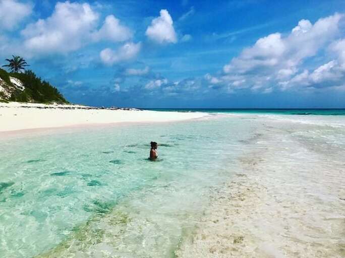 Warm turquoise ocean to relax with pink sand! Warm turquoise ocean to relax with pink sand!