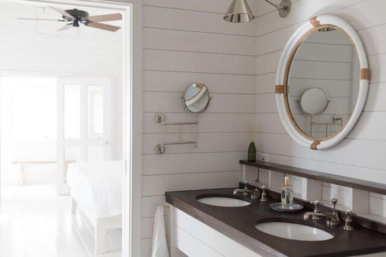 "Conch Shell" - King Bed - En Suite Bathroom.