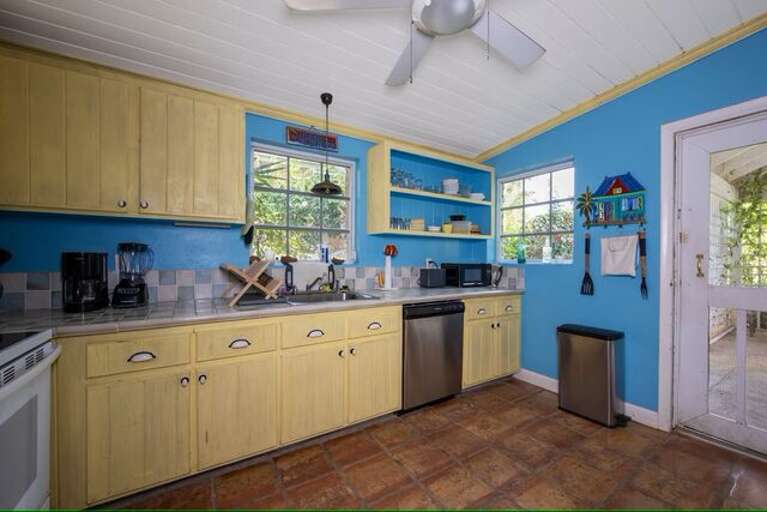 Fully equipped kitchen. Fully equipped kitchen.