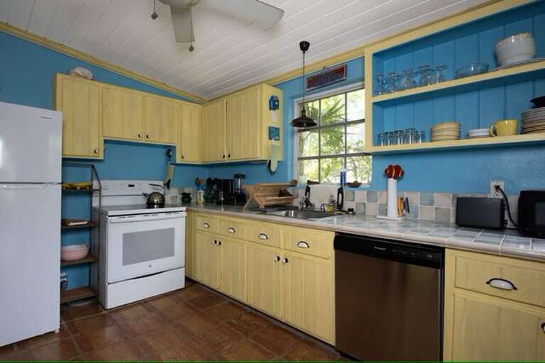 Fully equipped kitchen. Fully equipped kitchen.