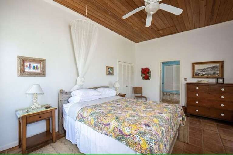 Master with double bed and spectacular ocean views. Master with double bed and spectacular ocean views.