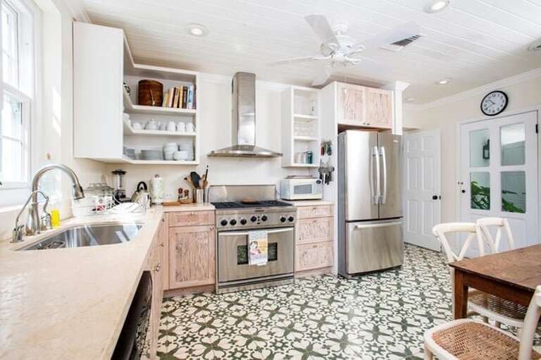 Fully equipped gourmet kitchen