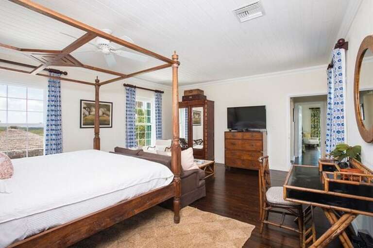 Luxurious master bedroom with en-suite bath and harbour and sunset views