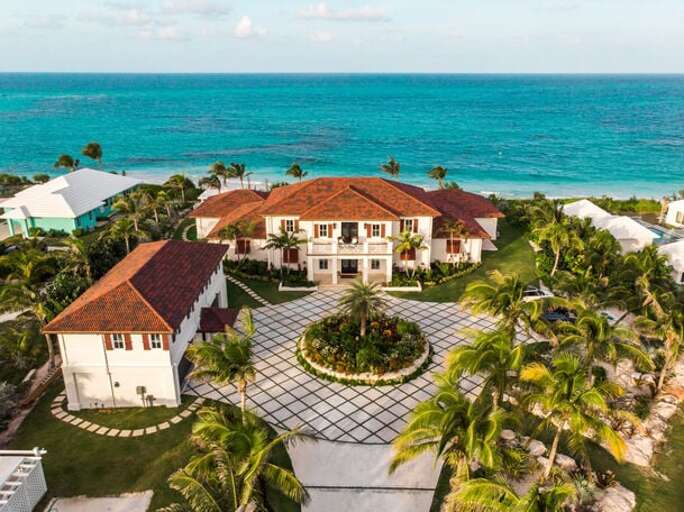 Located on the prestigious Banks Rd., the prime location on Eleuthera, Snaresbrook Manor sits Located on the prestigious Banks Rd., the prime location on Eleuthera, Snaresbrook Manor sits
