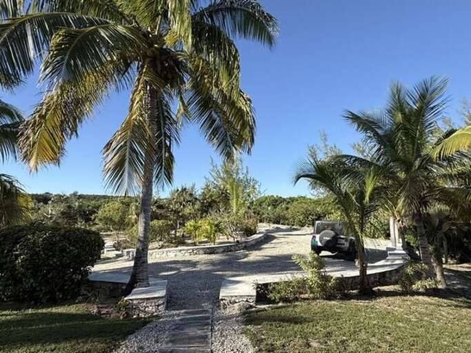 Drive and entrance to Rocks Retreat.