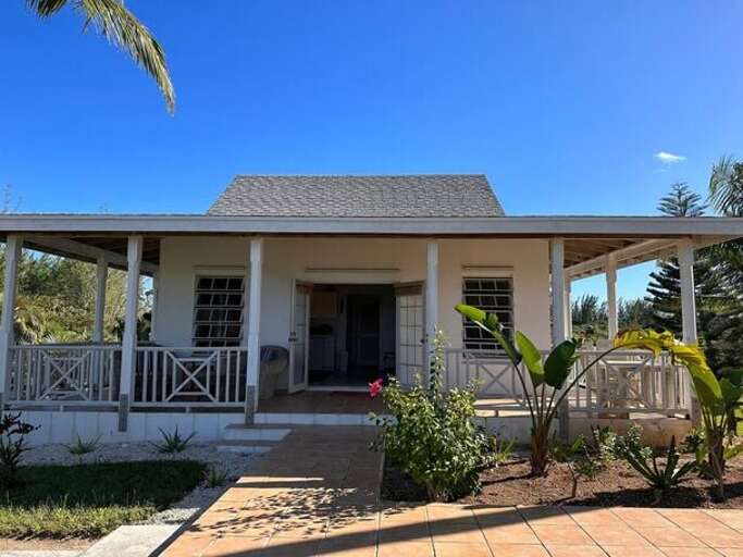 The Master Suite Cottage is a one story spacious en suite king bedroom