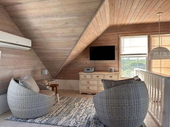 Upstairs bedroom entertainment area Upstairs bedroom entertainment area