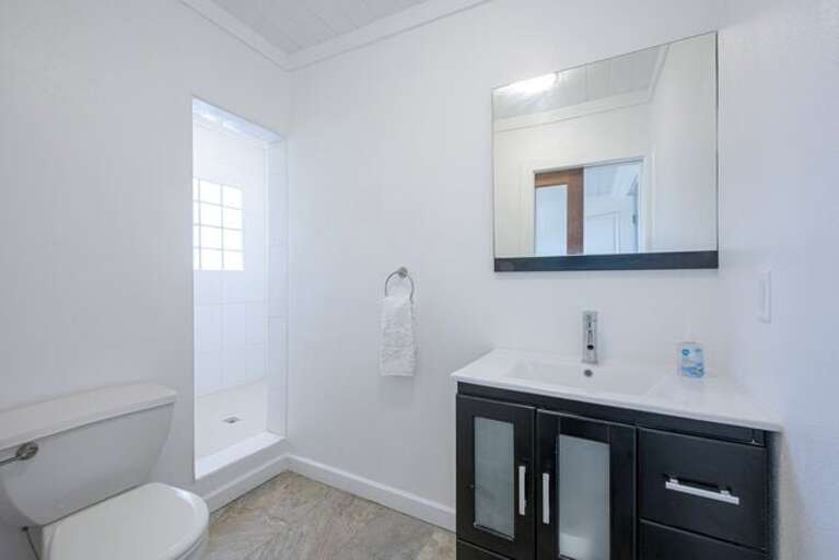 Bath with walk-in shower Bath with walk-in shower