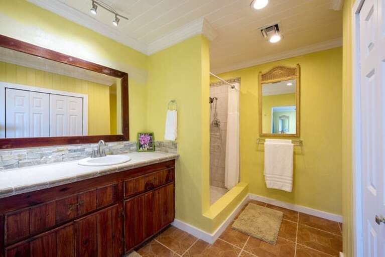 Bath with walk-in shower Bath with walk-in shower