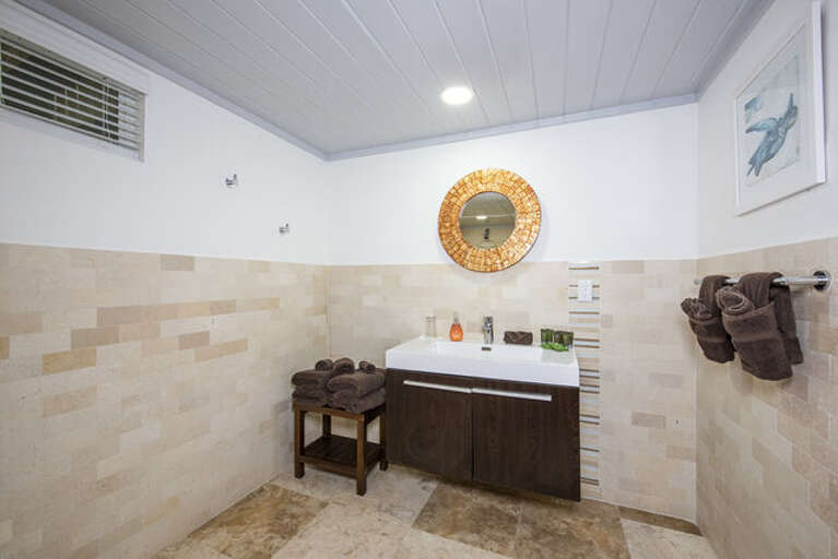 Sunset villa third bedroom en-suite bath.