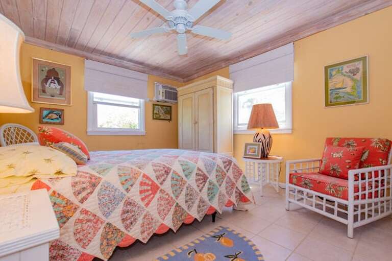 Bedroom 2 with queen size bed Bedroom 2 with queen size bed