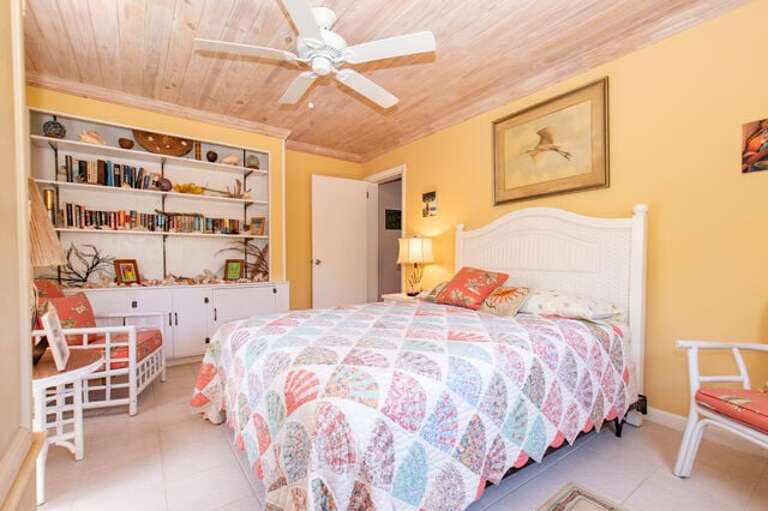 Bedroom 2 with queen size bed Bedroom 2 with queen size bed