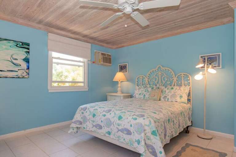 Bedroom 3 with queen size bed Bedroom 3 with queen size bed