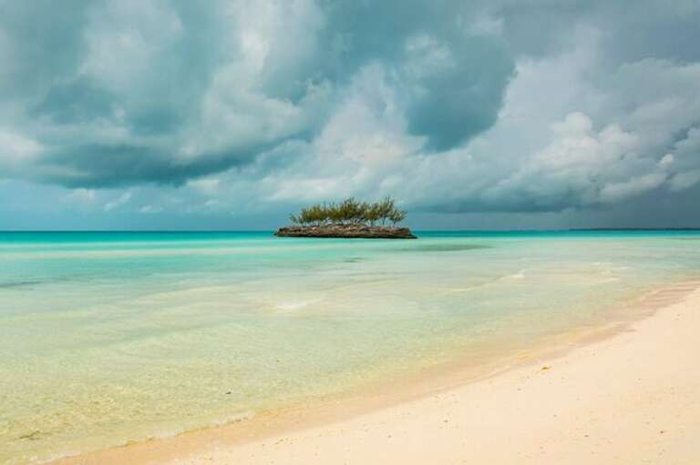 Gaulding Cay Beach, a 5 minute drive from the house. Gaulding Cay Beach, a 5 minute drive from the house.