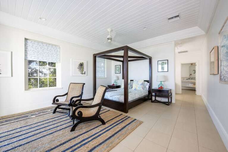 Master Bedroom, large en suite bath and queen-size canopy bed Master Bedroom, large en suite bath and queen-size canopy bed