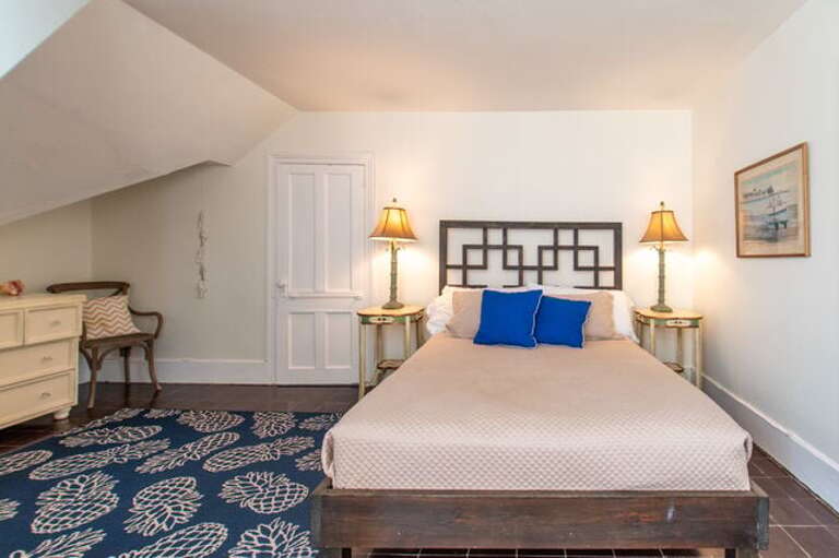 Master/Main Bedroom with queen size bed, en-suite bath