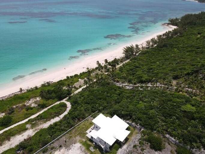 The surf is moderate at this location, because a large barrier reef protects the beach.