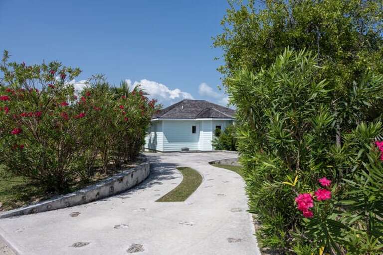 Entrance to Turtle Pointe.