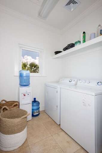 Well-equipped laundry room. Included is a fresh water hot/cold machine.