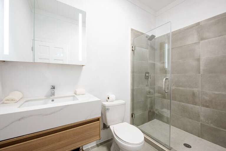 Bath with walk-in shower Bath with walk-in shower