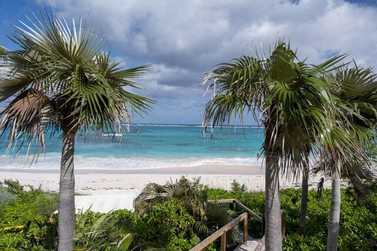 Double Bay Beach has a barrier reef offshore to keep the surf down. Double Bay Beach has a barrier reef offshore to keep the surf down.