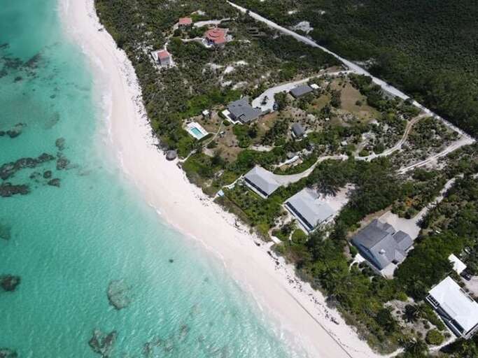 Double Bay Beach has a barrier reef offshore to keep the surf down and to give the water that prized turquoise Caribbean color. Double Bay Beach has a barrier reef offshore to keep the surf down and to give the water that prized turquoise Caribbean color.