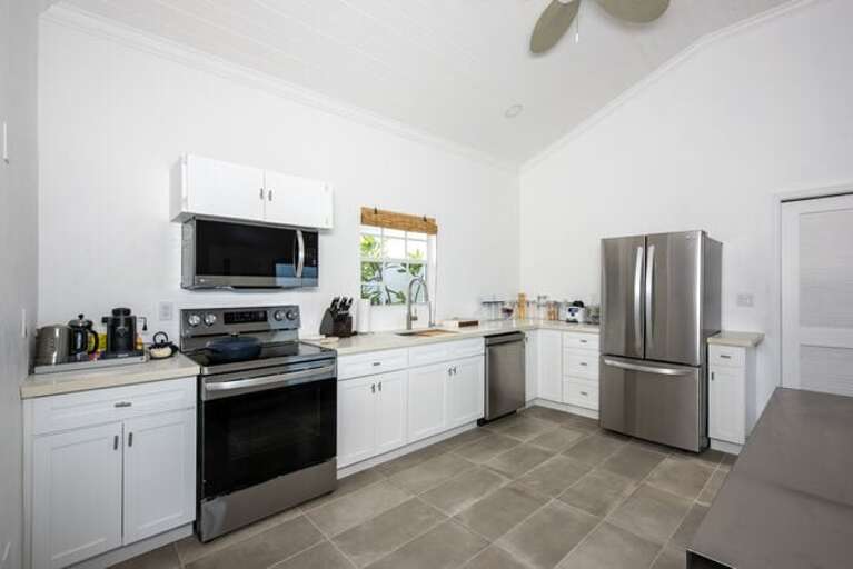 Fully equipped kitchen with microwave and dishwasher. Fully equipped kitchen with microwave and dishwasher.
