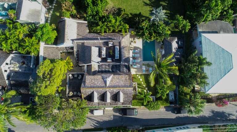 Allamanda is one block from the harbor, one block from the shopping center for groceries, wine, or souvenirs and a short walk or drive to the Pink Sand beach.