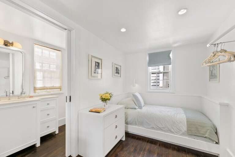 Downstairs bedroom with twin beds.