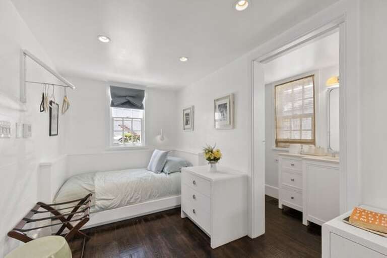 Downstairs bedroom with twin beds.